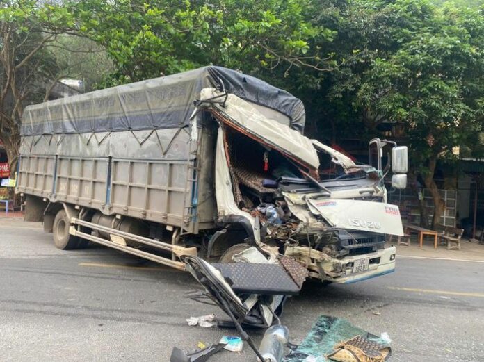 Tai nạn liên hoàn trên QL6: Hai xe tải đấu đầu, hai người nhập viện