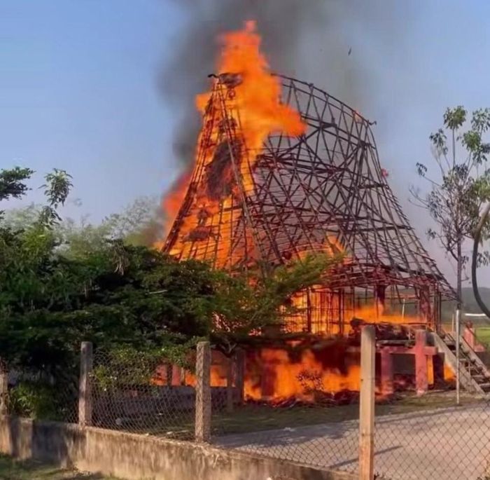 Nhà rông thôn Đăk Tiêng Klah, xã Đăk Hà, tỉnh Quảng Ngãi bất ngờ bốc cháy, gây thiệt hại lớn về tài sản.