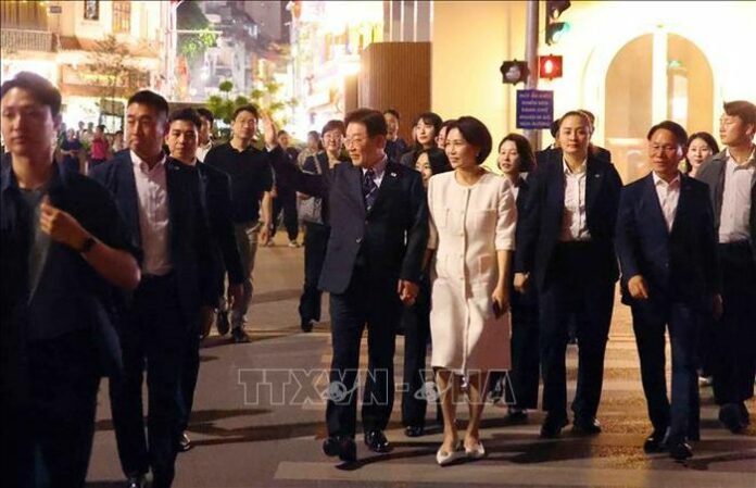 Tổng thống Hàn Quốc Lee Jae Myung: Khoảnh khắc thư thái bên Hồ Gươm