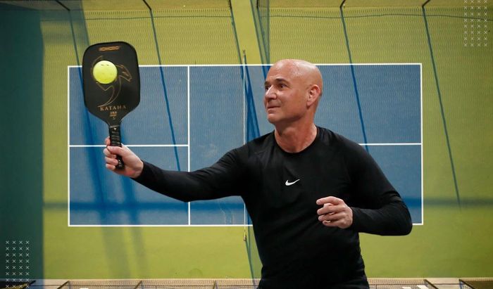 Andre Agassi tham dự sự kiện Pickleball Legends Tour, cho thấy sự ủng hộ của các huyền thoại thể thao.