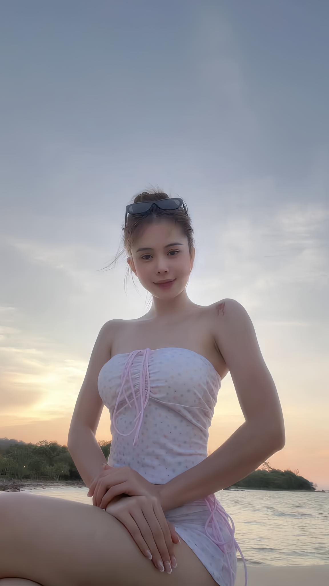 Cách đây ít giờ, Hà Môi cũng đăng ảnh check in đi biển