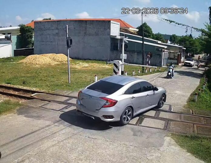 Đà Nẵng: Nữ tài xế 5 triệu đồng vì vượt đèn đỏ đường sắt