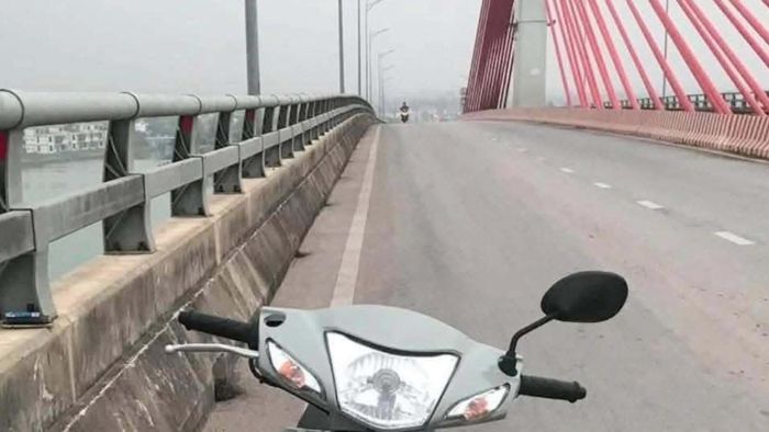  Chiếc xe máy anh D để lại trên cầu Cửa Hội.