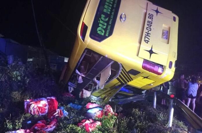 Xe khách mất lái lao xuống mương nước, may mắn thoát nạn