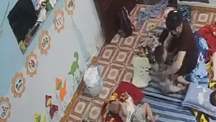 Người phụ nữ có hành vi nghi bạo hành học sinh mầm non. Ảnh cắt từ clip