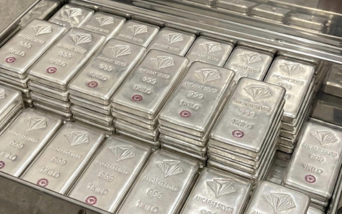 Giá Bạc Biến Động 14/4/2026: Cơ Hội Hay Thách Thức Cho Nhà Đầu Tư?