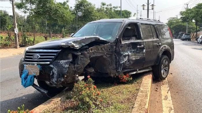 Chiếc xe ô-tô do 2 đối tượng trộm cắp sau khi gây tai nạn được bỏ tại hiện trường.