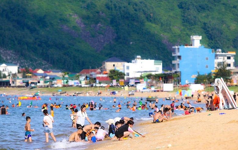 Hà Tĩnh sẵn sàng đón khách mùa du lịch biển 2026, hút khách dịp lễ 30/4 - 1/5