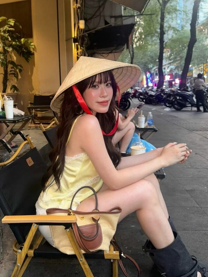 Hành Trình Khám Phá Việt Nam Của Ashley Chin: Ấn Tượng Đầu Tiên