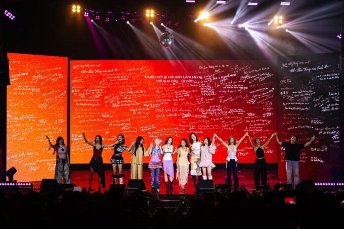 Bùi Lan Hương Tỏa Sáng Với Fancon Đầu Tiên: Vũ Điệu Gợi Cảm và Dàn 