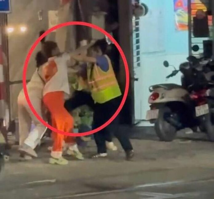 Đà Nẵng: Mẹ Con Gây Rối Trật Tự, Hành Hùng Nhân Viên Gác Chắn