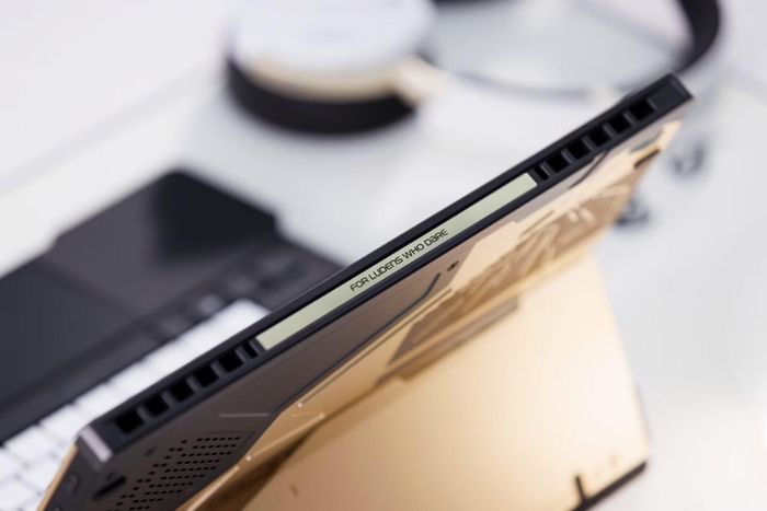 Cạnh trên của máy với hệ thống tản nhiệt và dòng chữ For Ludens Who Dare đặc trưng của phiên bản hợp tác Kojima Productions.