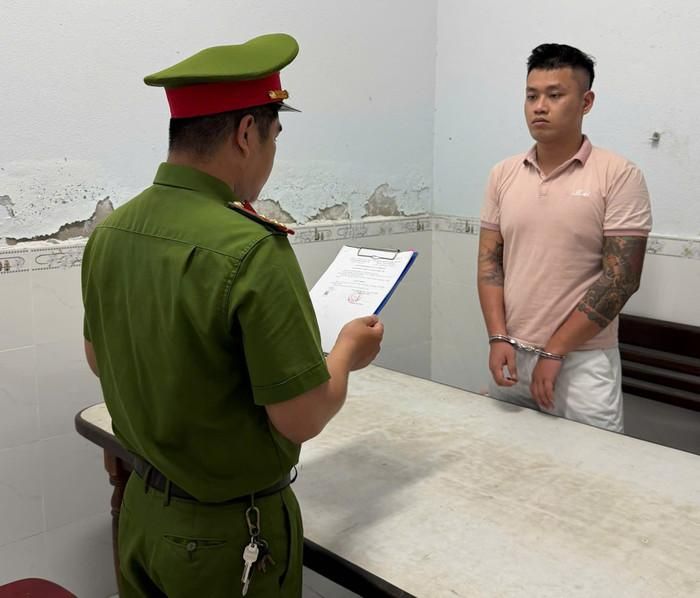 Công an TP Đà Nẵng đang làm việc với đối tượng.