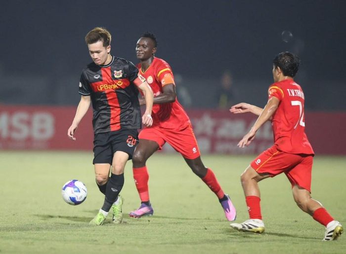 Các cầu thủ Ninh Bình thi đấu trên sân nhà