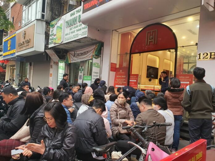 Giá vàng SJC và vàng nhẫn 9999 đồng loạt hạ nhiệt ngày 12/4/2026