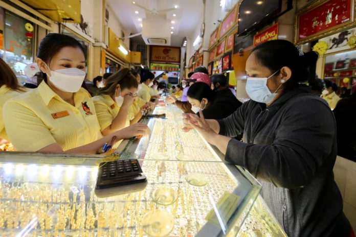 Giá vàng hôm nay 3/4/2026: SJC, vàng nhẫn lao dốc mạnh mẽ