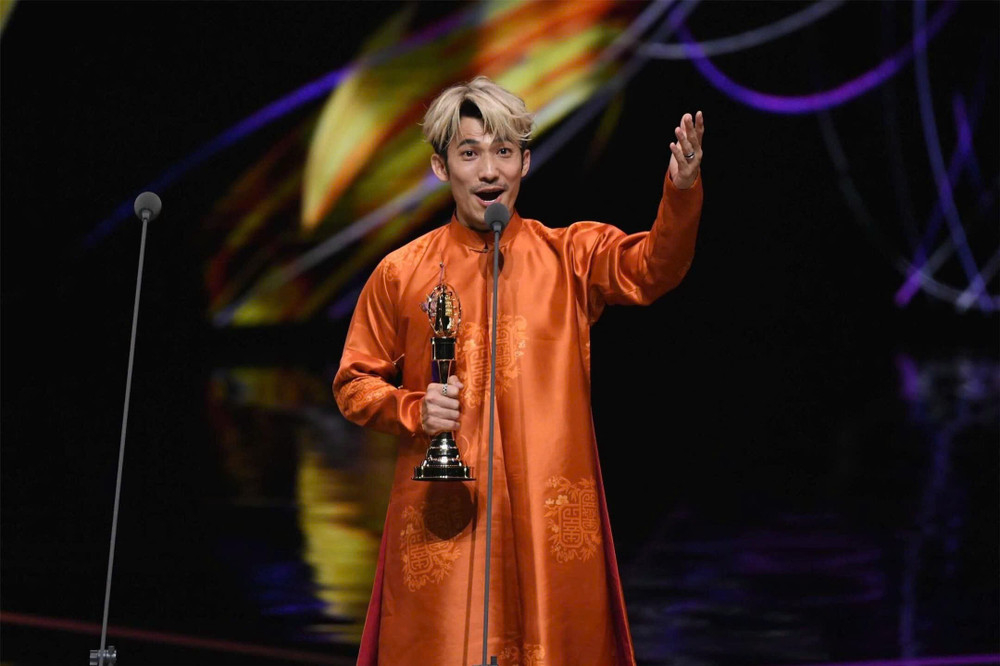 Liên Bỉnh Phát nhận giải Thị đế Kim Chung
