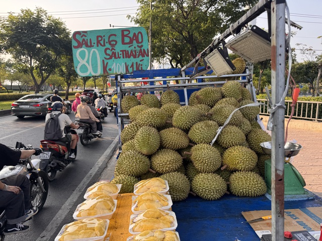 Bí ẩn sầu riêng: Vườn rớt giá, phố "cháy hàng" 