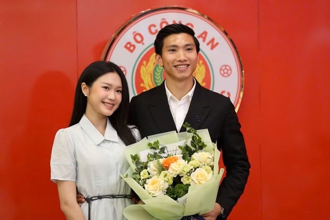 Vợ chồng Đoàn Văn Hậu rạng rỡ tại sự kiện gia hạn hợp đồng của CLB CAHN