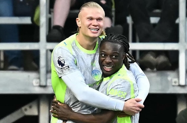 Man City thắng Burnley 1-0 để chiếm ngôi đầu bảng Ngoại hạng Anh.