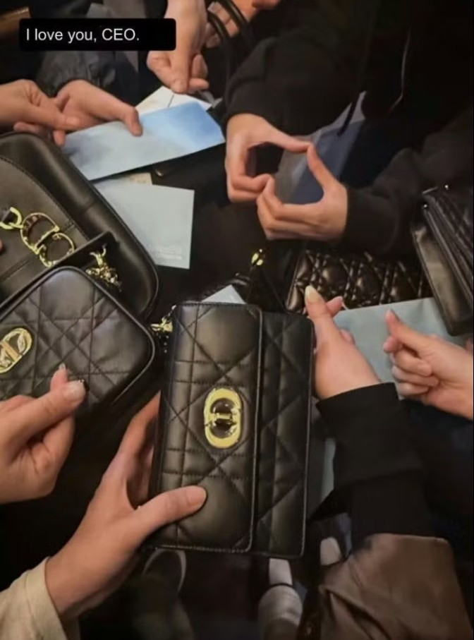 Jisoo (BLACKPINK) Tặng Túi Dior: Phong Cách Lãnh Đạo "Chất Lừ" Gây Sốt!