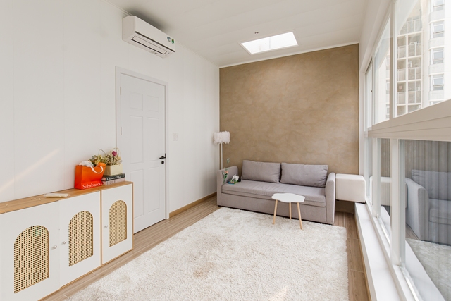 Phòng studio với gam màu trắng tinh khôi