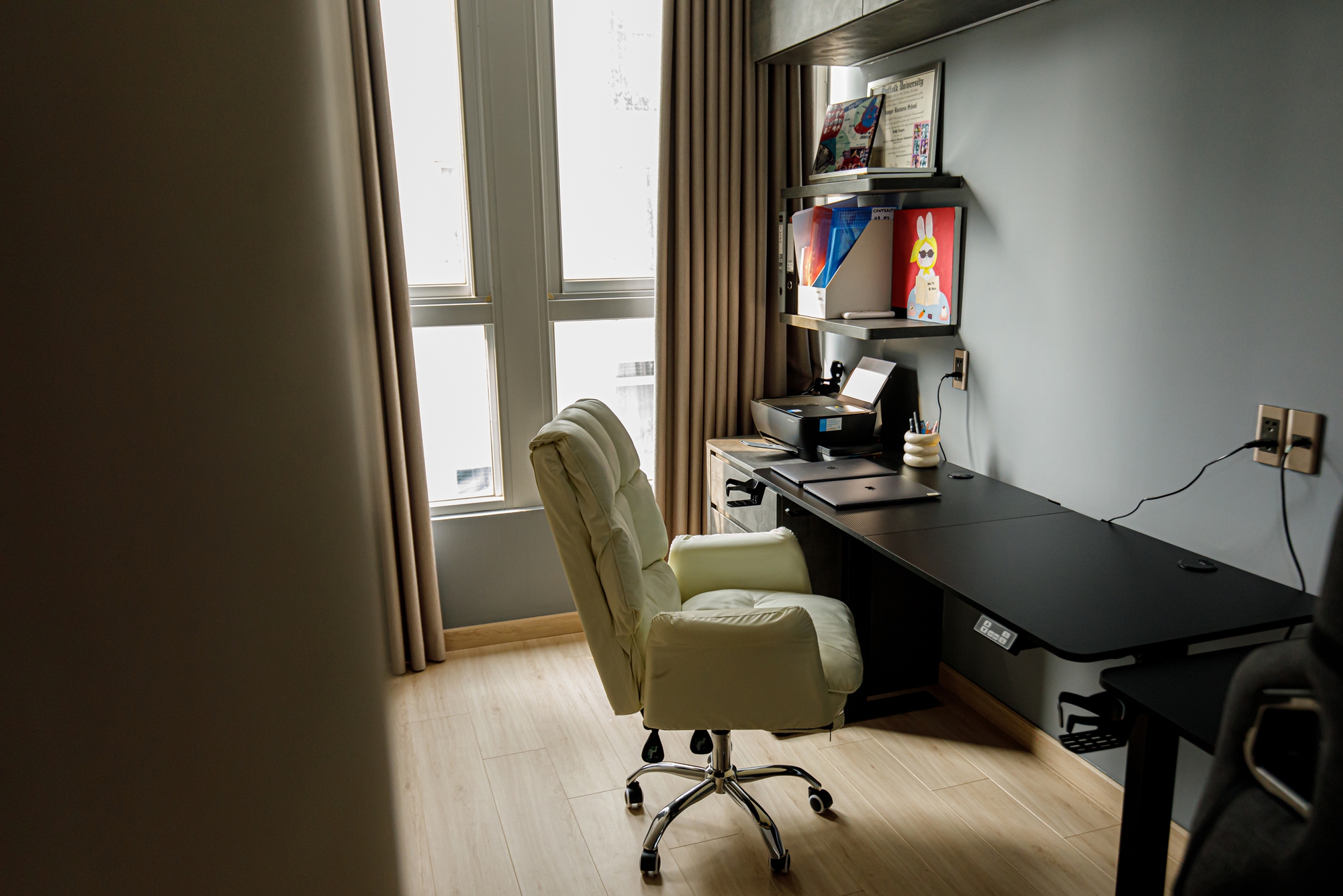 Bàn làm việc hiện đại và tiện lợi