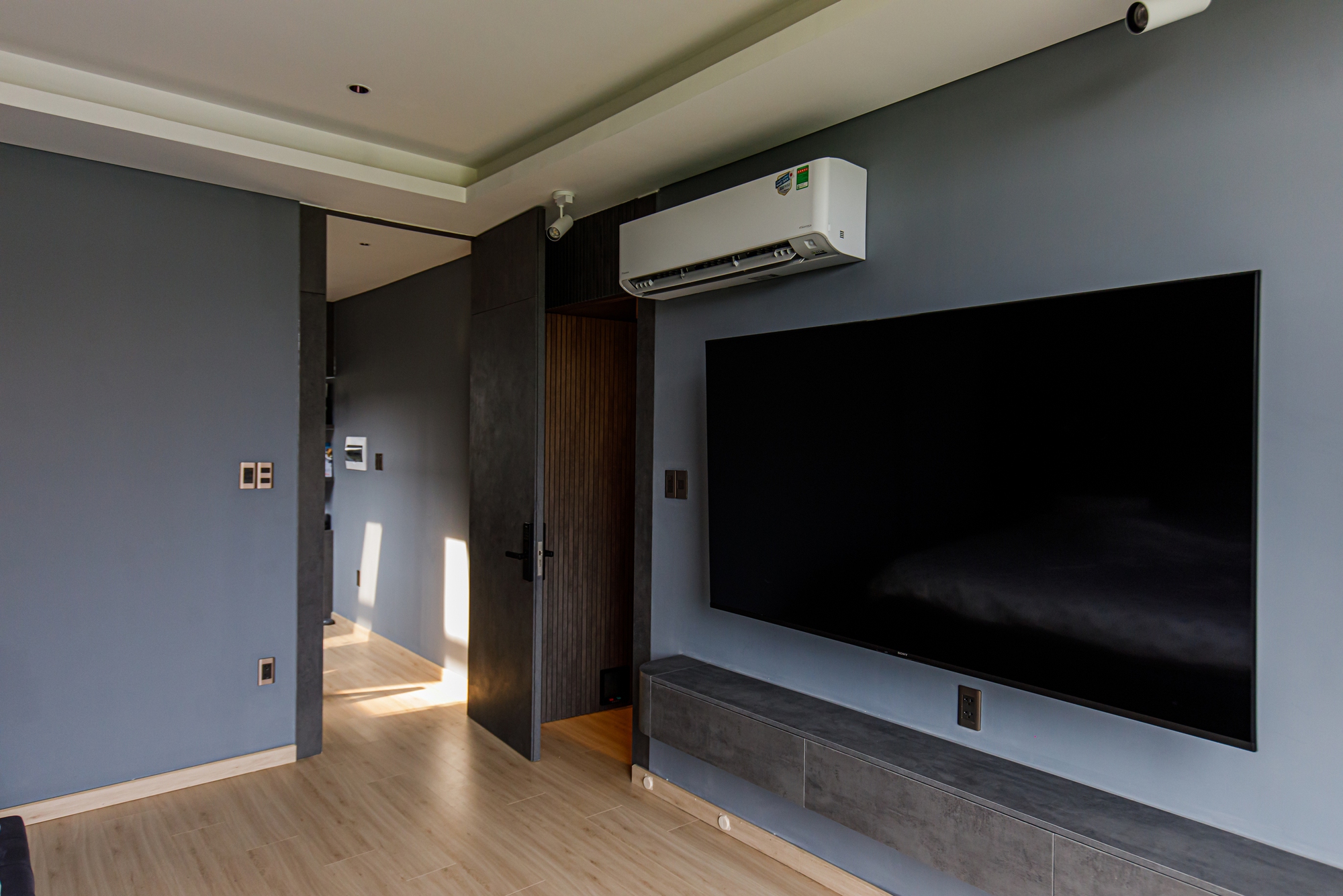 Tông màu xám - vàng chủ đạo của căn penthouse