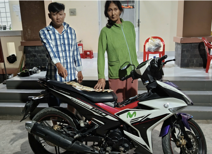 Tội ác rình rập: Mẹ con cướp giật tiền cụ bà bán vé số tại Vĩnh Long