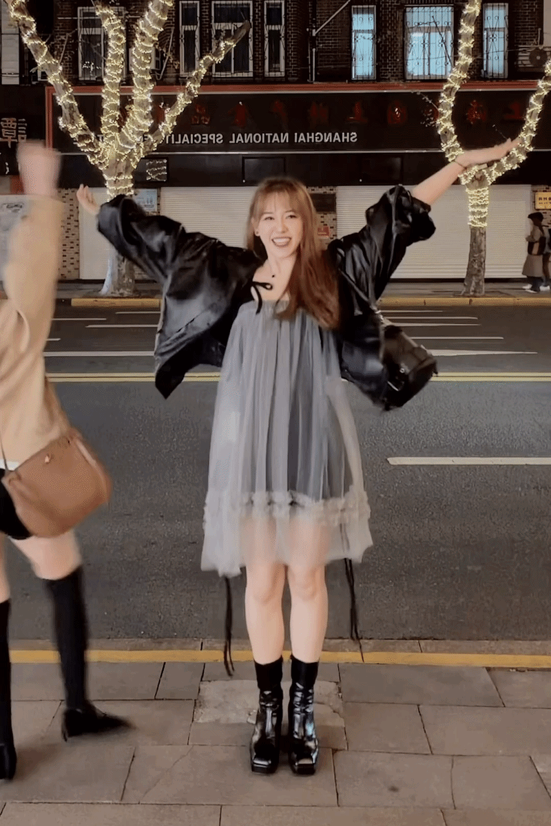 Hari Won để lộ mác áo