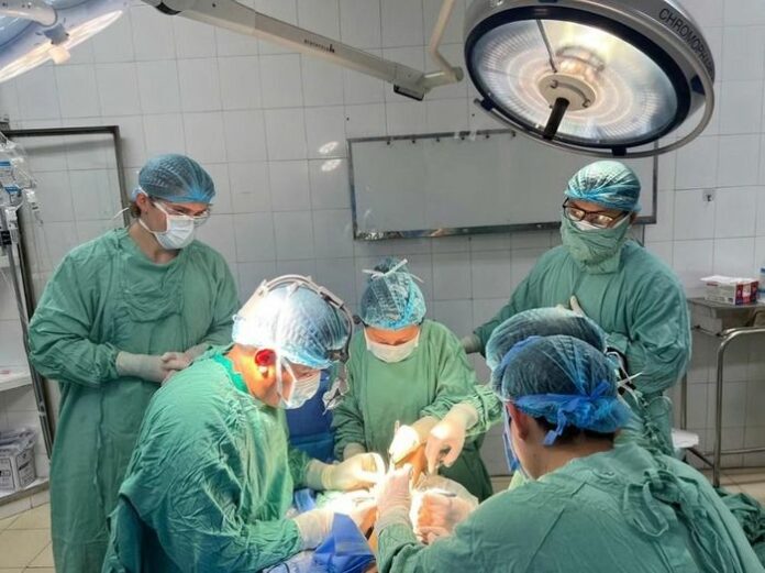 Bàn Chân Đứt Lìa: Phép Màu Nối Lại Sự Sống và Hy Vọng