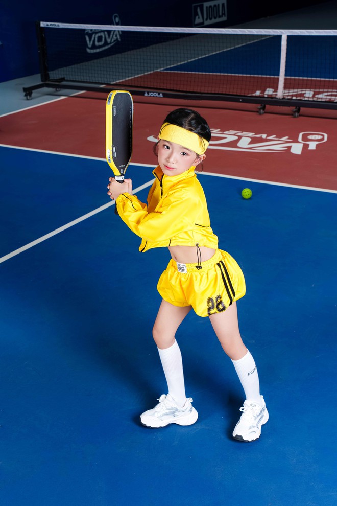 Nhã Tâm tạo dáng chuyên nghiệp cùng vợt tennis