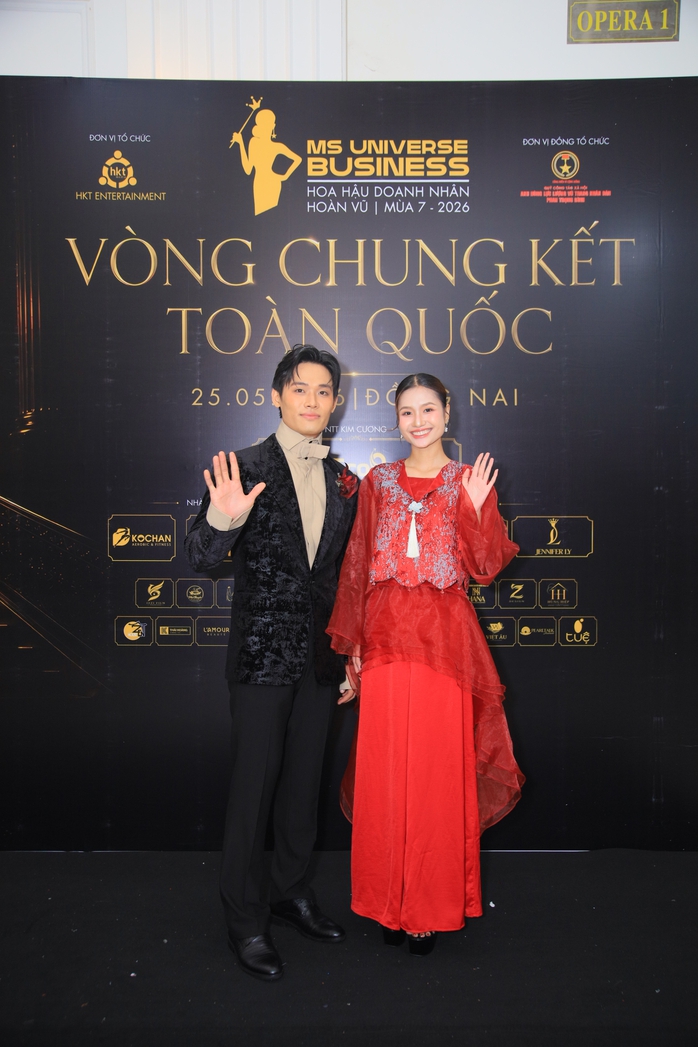 Hoa hậu Thanh Hà và nam vương Tiến Dũng song hành