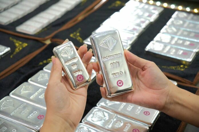 Giá Bạc Hôm Nay 5/5: Biến Động Khó Lường, Tiềm Ẩn Cơ Hội Đầu Tư