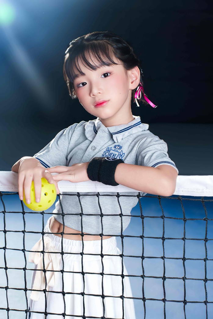 Nhã Tâm thần thái ngút ngàn trên sân tennis