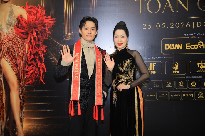 Nam vương Tiến Dũng lịch lãm tại sự kiện