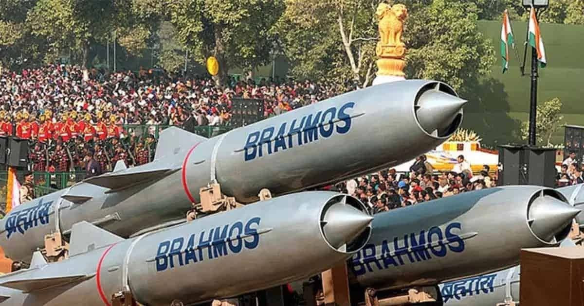 Tên lửa BrahMos rời bệ phóng