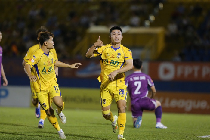 Thủ môn Cao Văn Bình cản phá penalty xuất thần